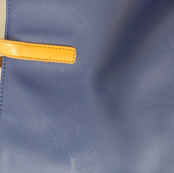 Highly Fashionable Kenneth Cole Purse! - Picture 4 of 8